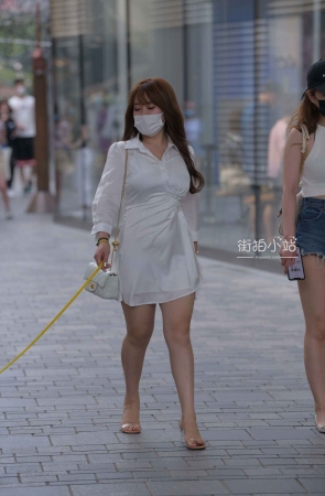 街拍牵着狗狗的白裙美女