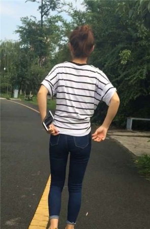 约的清纯小学妹穿紧身蓝牛公园摆拍 [1.15 GB]