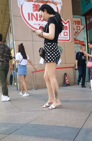 美女站着累了就蹲下