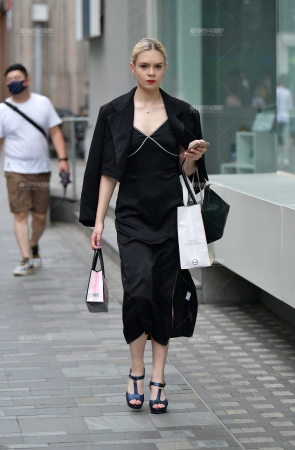 金发气质高挑美女