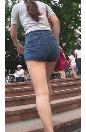 紧身蓝牛热裤妹子