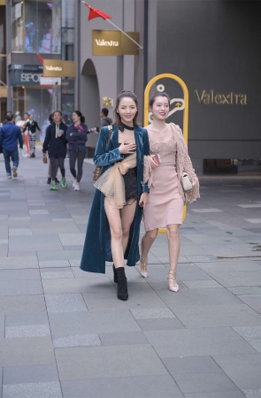 摄神街拍作品 – 两大小仙女