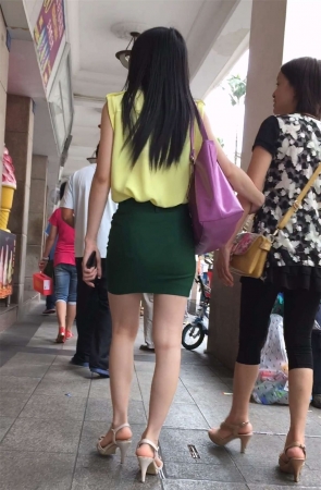 绿色包臀裙美女逛街