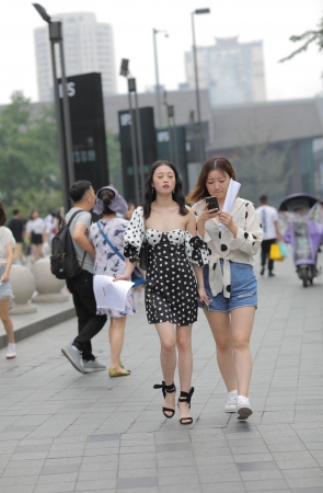 搭讪刚下班的美眉
