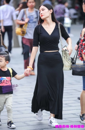 李欢原创——–丰腴人妻，黑色一步裙（14P）