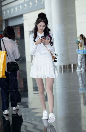 高挑的丝腿白短裙