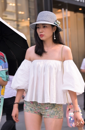 带孩子的漂亮美妇