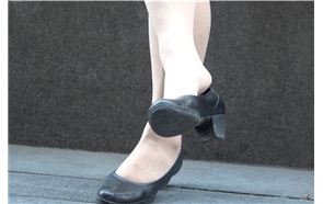 4k-花圃边玩手机凉丝足的制服街拍美女