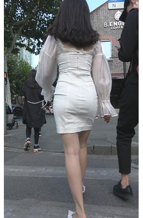 白色连体包臀裙美女[2.17G/MP4]