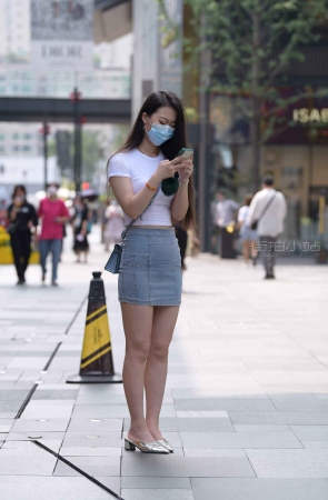 紧身牛仔短裙小妹