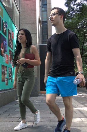 军绿色紧身裤性感肥臀美女