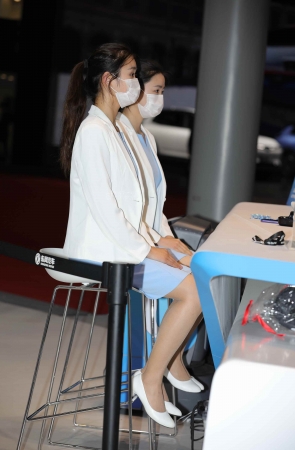 车展前台肉 丝街拍高跟小姐姐坐半天了