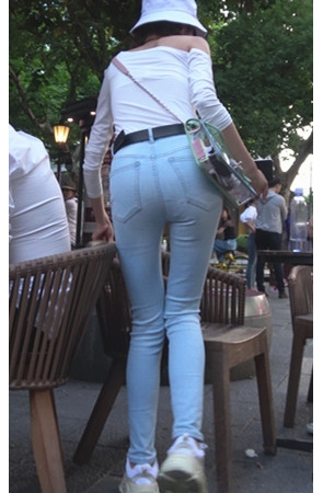 长腿牛仔双马尾小美女