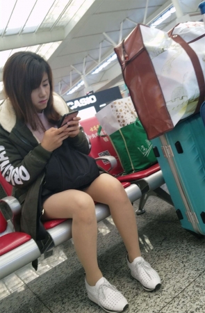 车站候车的肉色丝袜墨绿外套黑色短裙妹子