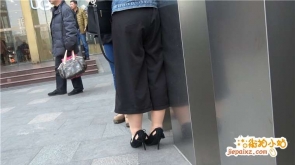 4k视频，肥美肉丝袜高跟鞋美女 玉足塞得很饱满