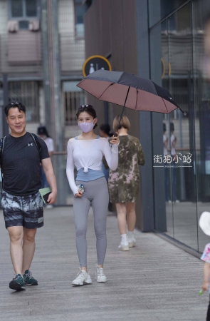 街拍灰色瑜伽裤小姐姐