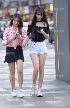 紧致白热裤，长腿小姐姐