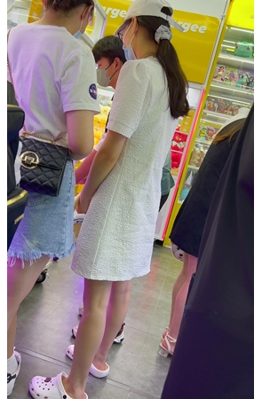 白色长裙小姐姐