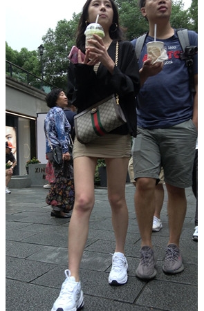 喝奶茶的包臀裙美女