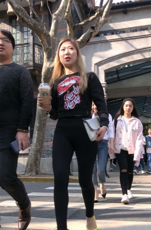 街拍紧身弹力裤性感黄色高跟鞋美女