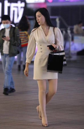 正在化妆的小姐姐