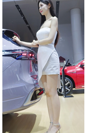 一字肩车模抹胸美女