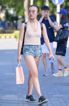 牛仔热裤美女