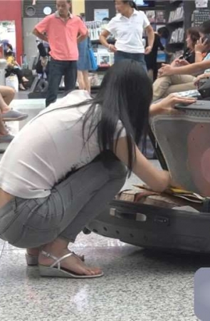 候车室的凉高跟美足姐妹 [600 MB/WMV]