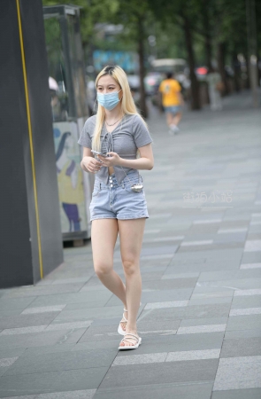 街拍白皙热牛小姐姐