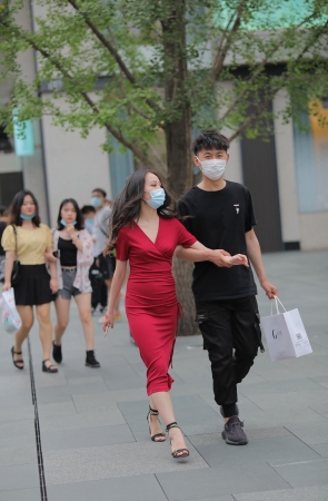 修身红裙展现女人味