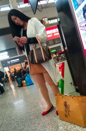车站拍摄肉色丝袜红鞋包臀裙长发少妇