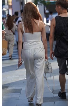 休闲白裤妹子(99P)[1.22G/JPG]