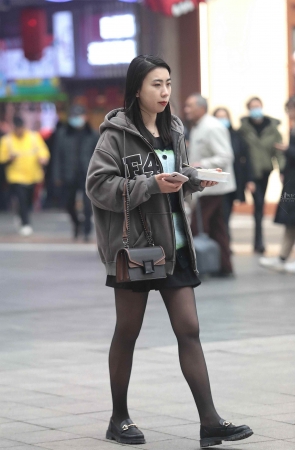 街拍黑丝短裙妹子