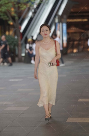 街拍吊带裙轻熟朲槭