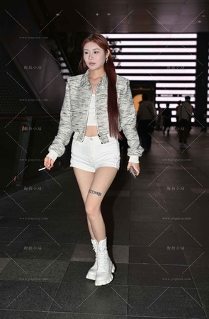 街拍抽烟的白热裤白短靴美眉 [18P]