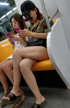 4K – 街拍地铁上带墨镜看手机的小姐姐 [613 MB/MP4]