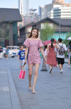嫩美腿小姐姐