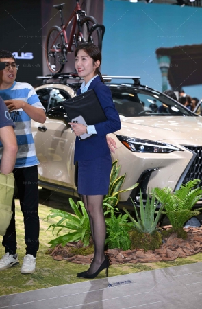 卖车的黑丝美女