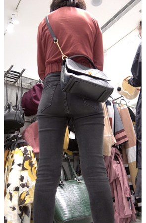 漂亮的短发黑牛仔美女