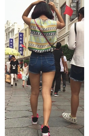 漂亮的短发热裤美女