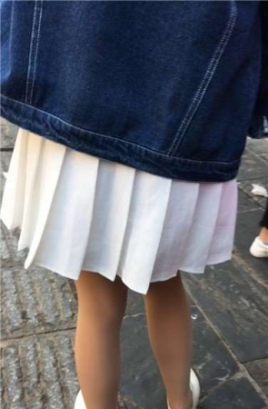 街拍小白色短裙丝袜美眉