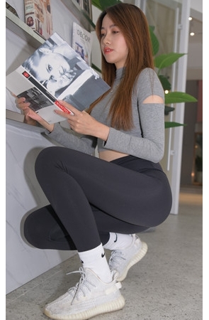 （视频）黑色瑜伽紧身小姐姐[7.84G/MP4]