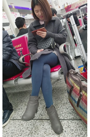 玩手机的短发妹子