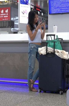 4K – 古怪精灵的牛仔裤漂亮女孩 [1.20 GB/MP4]