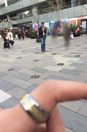 橙衫黑色喇叭裤美女