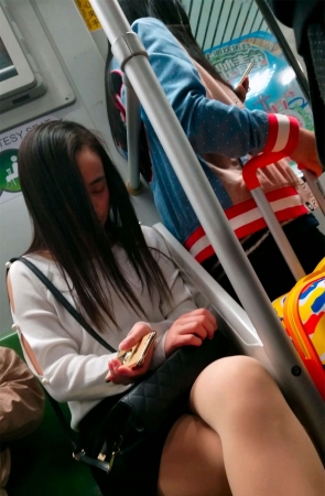 地铁白鞋肉色丝袜黑色短裙美腿长发美眉