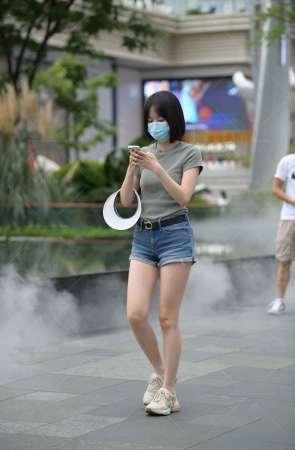 街拍热牛裤里丝小姐姐