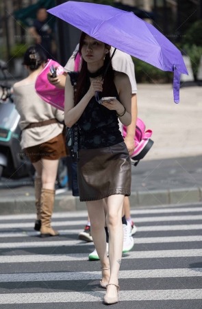 LB707-119P上海时装周-好想喝她洗澡水啊，极品白皙皮裙少妇 9P