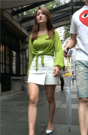 4K 白色短裙街拍高跟美腿美女