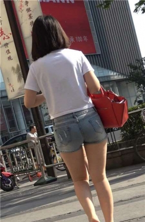 4K – 白T恤超短牛仔热裤街拍美腿漂亮美女 [493 MB]